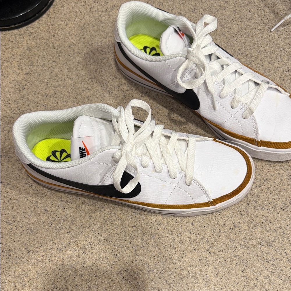 Women’s Nike Court Legacy - Picture 4 of 5
